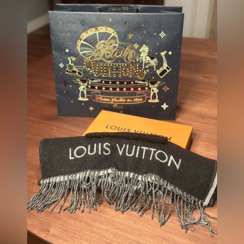 LOUIS VUITTON Echarpe Reykjavik Scarf  Shearling Pockets, M76567